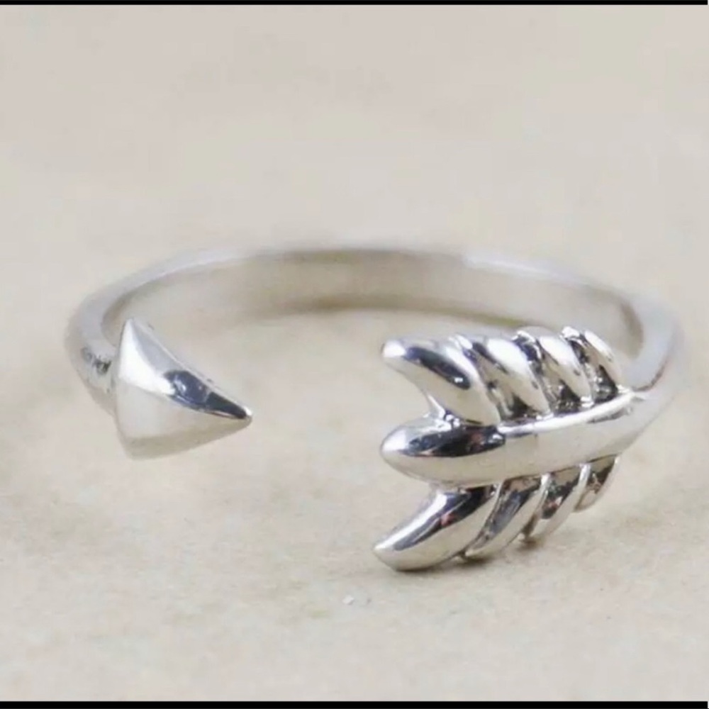 Stella & Dot | Ring | Gilded Arrow - Silver
